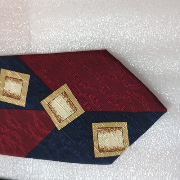 Barry Wells Geometric Patterned Silk Tie Blue Red Tan Size 4" x 58" - Picture 5 of 6